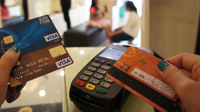 Có nên rút tiền thẻ tín dụng không?