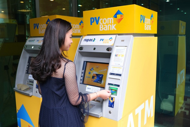 Rút tiền từ thẻ tín dụng ở cây ATM