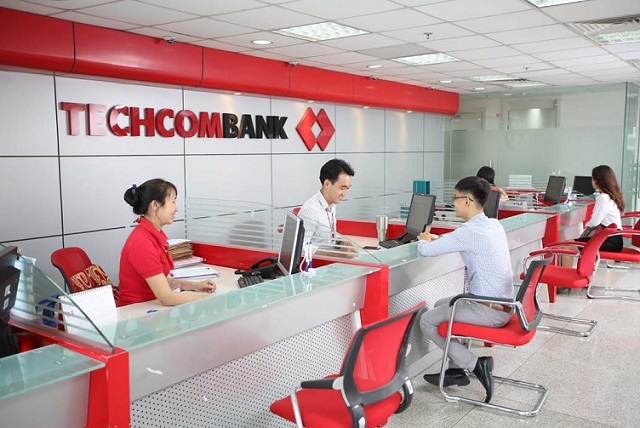 Khách hàng làm thẻ ATM trực tiếp tại quầy của Techcombank