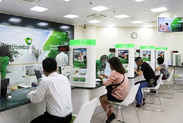 Khách hàng làm thẻ ATM trực tiếp tại quầy giao dịch của Vietcombank