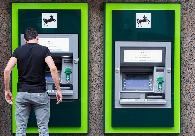 Kích hoạt thẻ tại cây ATM do ngân hàng cung cấp