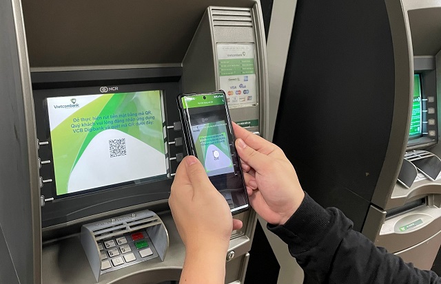 Rút tiền thông qua mã QR tại ATM Vietcombank