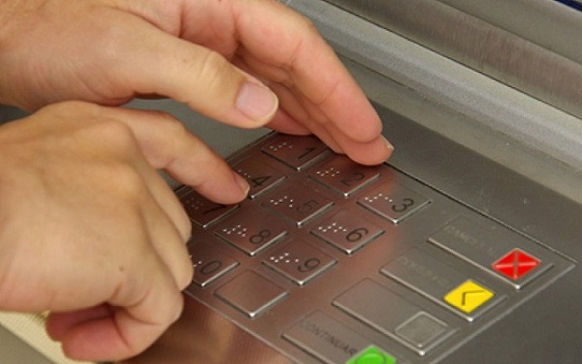 Che tay khi nhập mã PIN thẻ ATM để bảo đảm an toàn