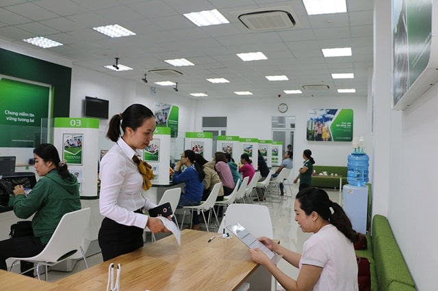 Đến phòng giao dịch gần nhất để được nhân viên Vietcombank hỗ trợ mở thẻ ATM