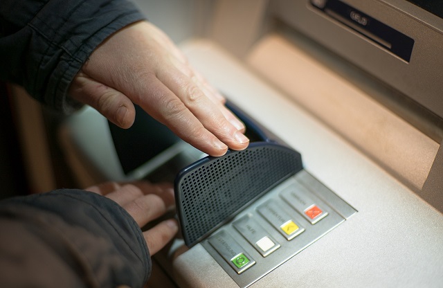 Cách rút tiền ở cây ATM đúng nhất