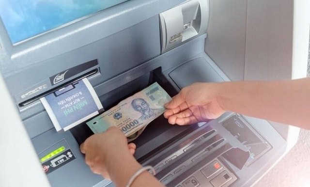 Phí rút tiền tại cây ATM